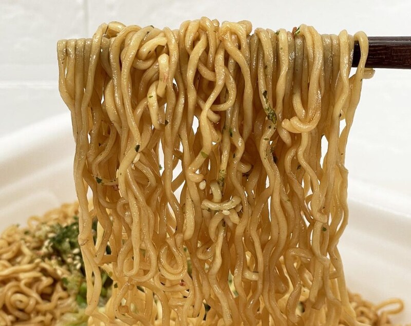 まるか食品「ペヤング超大盛やきそば」昭和から変わらない良い意味でチープな麺がどこか懐かしい気持ちにさせてくれます