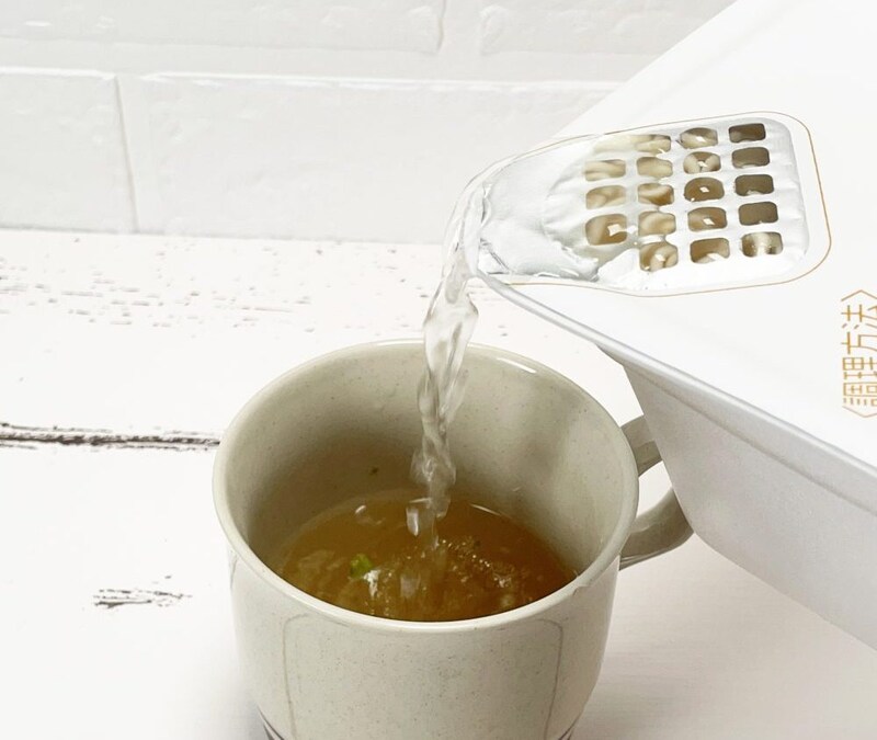 東洋水産「マルちゃんでっかいやきそば弁当」中華スープを作る時はお湯切りの捨てるお湯を再利用します