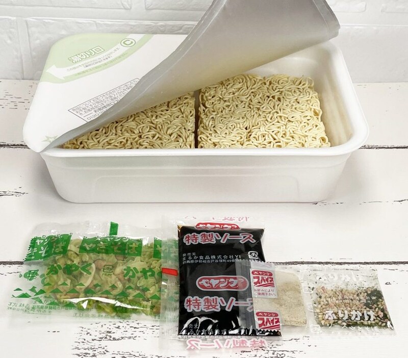 まるか食品「ペヤング超大盛やきそば」あの俵状の味付け肉とキャベツのかやく、ソース、ふりかけとスパイスと盛りだくさん