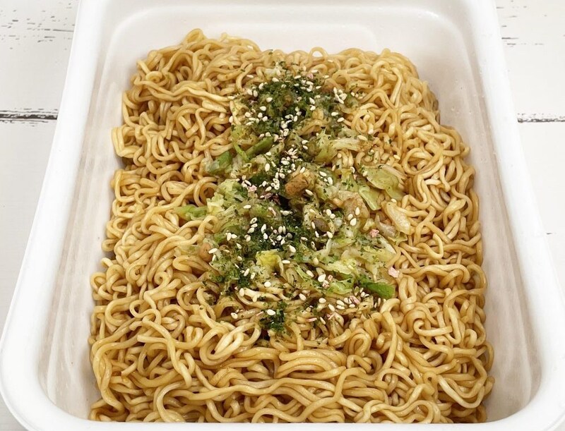 まるか食品「ペヤング超大盛やきそば」ごまやあおさ、そして紅生姜が入るとリアルな焼そば感がグッと高まります