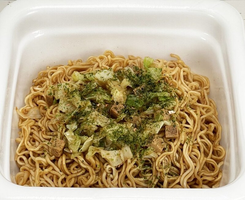 東洋水産「マルちゃんでっかいやきそば弁当」具材はキャベツと鶏のダイス肉です