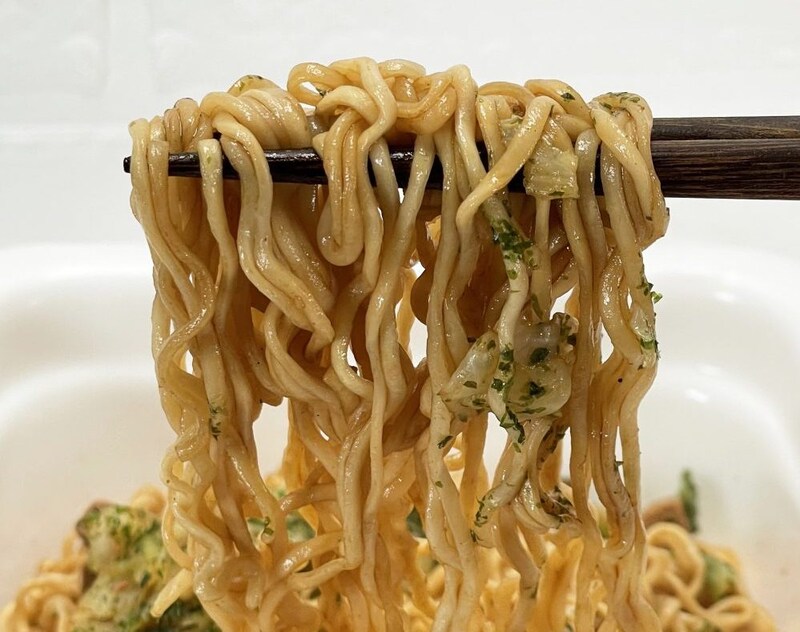 東洋水産「マルちゃんでっかいやきそば弁当」麺はコシも柔らかさも値段も含め全てが中間的な雰囲気。大きな特徴がなく甘めでクセの少ないソースはミドル＆シニアには受けそうな気がします