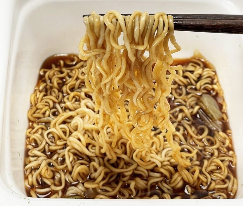 東洋水産「マルちゃんでっかいやきそば弁当」北海道の方々は途中で中華スープを入れて楽しむ方法があるというご当地ならではの食べ方もあります