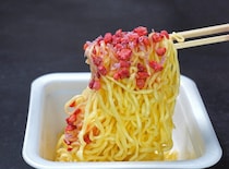 「トンデモ味覚のカップ麺…9年ぶりに再会」明星が生んだ“クレイジーなカップ焼きそば”ショートケーキ味にグルメライターがリベンジマッチ！