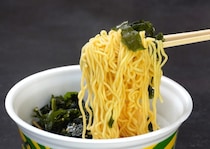 「あのカップ麺がいつの間にか…」わかめラーメンが最強に！“海鮮の味わいが抜群”＆“超大盛わかめだらけ”2種をグルメライターが食べ比べてみた