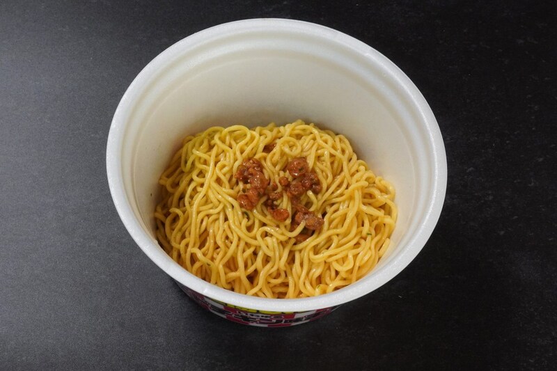 エースコック「目を閉じればあの味　いわゆるフライドチキン味まぜそば」