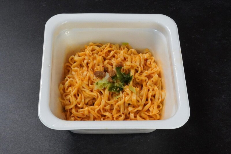 東洋水産「マルちゃん 汁なし豆乳ごま担々うどん でか盛」