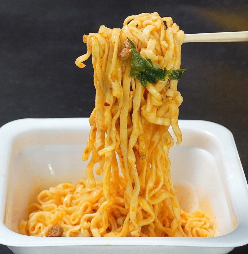 東洋水産「マルちゃん 汁なし豆乳ごま担々うどん でか盛」