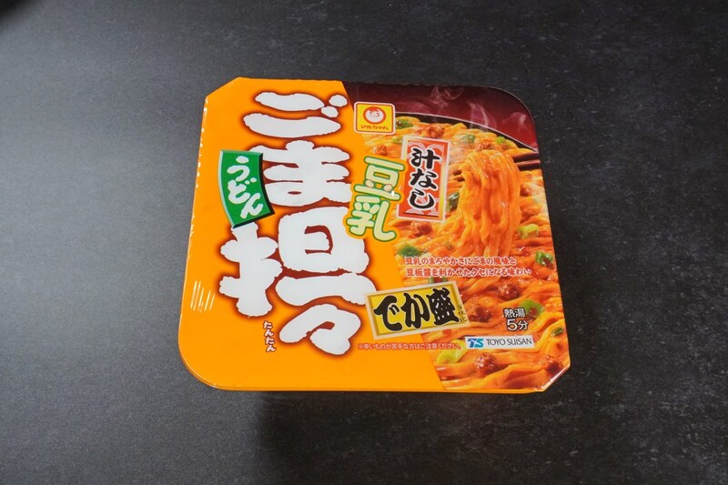 東洋水産「マルちゃん 汁なし豆乳ごま担々うどん でか盛」