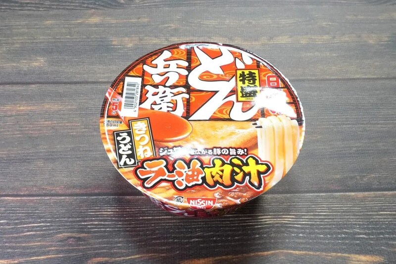 【第3位】ラー油の旨みとおあげの甘みが調和した「日清のどん兵衛 特盛ラー油肉汁きつねうどん」