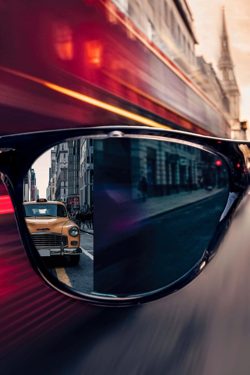 サッと視線を傍にズラして後方のクルマを確認