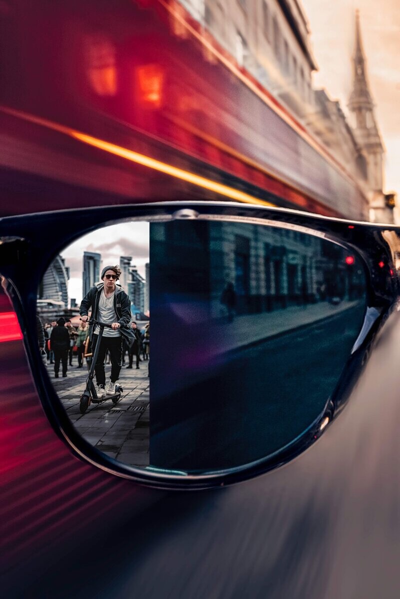 サッと視線を傍にズラして後方のEモビリティを確認