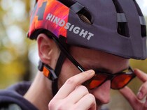 「前を向いたまま後ろが見える!?」HINDSIGHTの“後方視界サングラス”で自転車通勤が激変