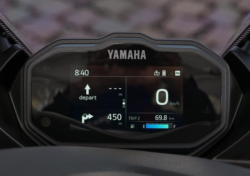 アプリのナビ機能と連携して進行方向を矢印アイコンや距離などで表示する"つながる"4.2 インチTFT ディスプレイを装備