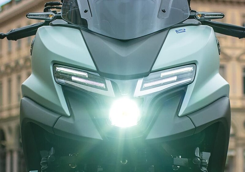 樹脂製フェンダーやルーフレールを想起させるタンデムグリップ、新デザインのLEDヘッドランプなどを採用