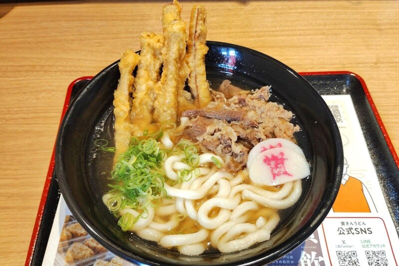 店舗で食べる「肉ごぼ天うどん」（ごぼ天5本）