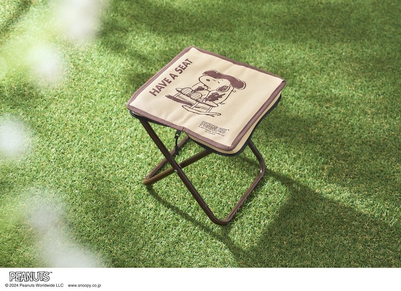 11月号〈増刊〉の付録は、スヌーピーデザインのしっかり座れる携帯チェア