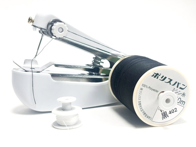 このコンパクトハンディミシンは不思議と1本の糸だけで縫製できるのです