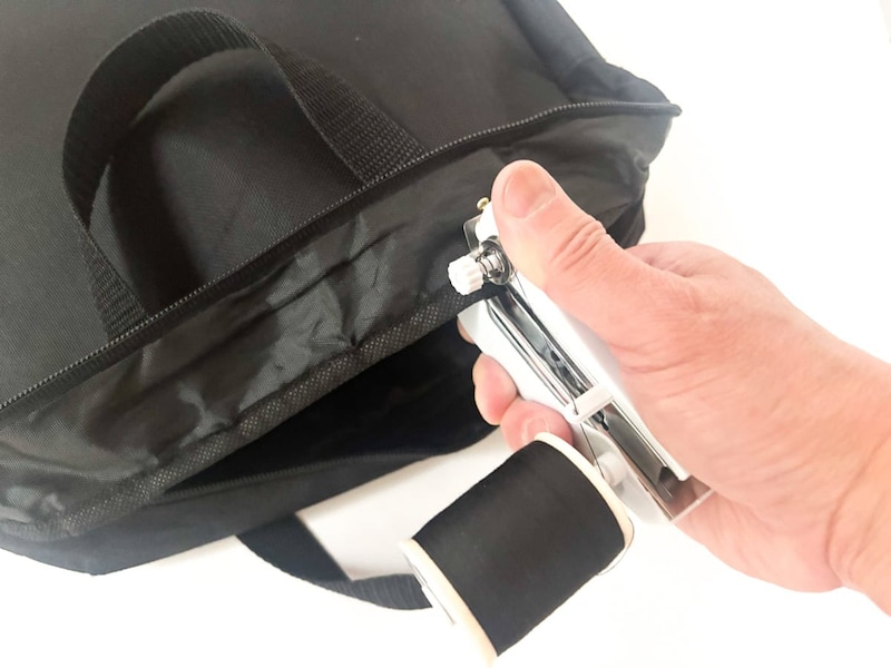 パチンと挟んで開く、挟んで開くと連続すれば、勝手に横へと進んでキレイに縫えます