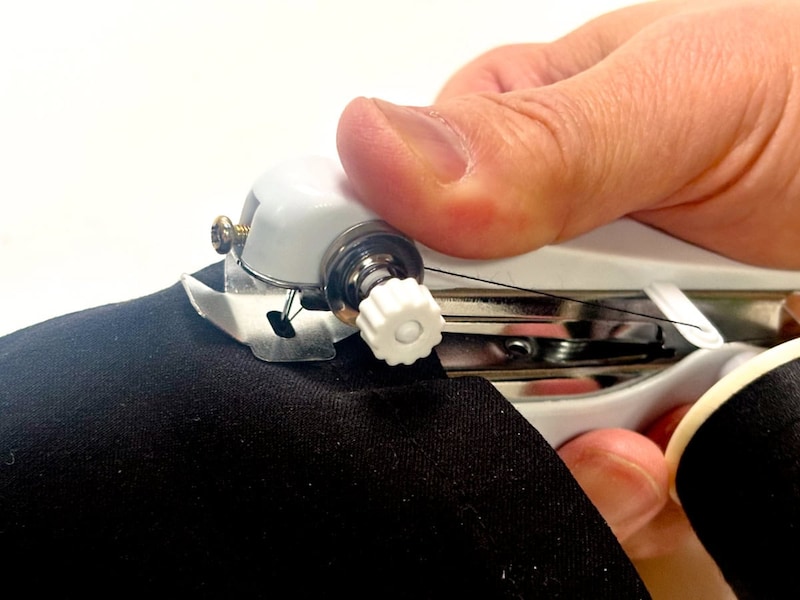 ズボンの裾上げやバッグの修復など、チャチャっと簡単に仕上げられるからゼッタイ買いです