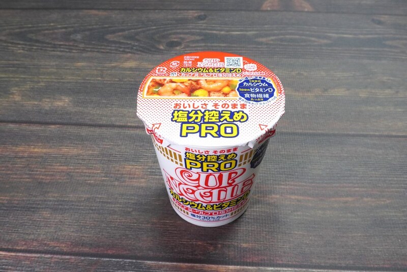 「カップヌードル 塩分控えめPRO 1日分のカルシウム&ビタミンD」。