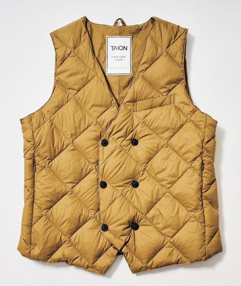 「タイオン/ダブルダウンジレ」ダウンベストのダブル仕様という発想が面白い