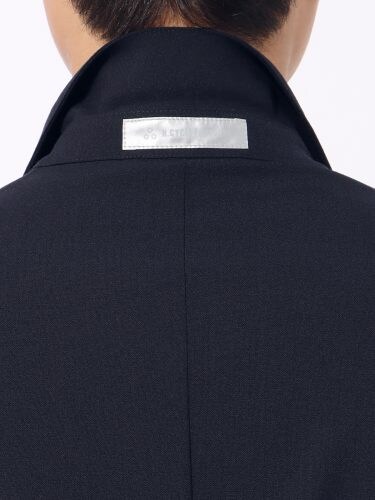 上襟の裏と前ポケット部分にリフレクター(反射板)を設置