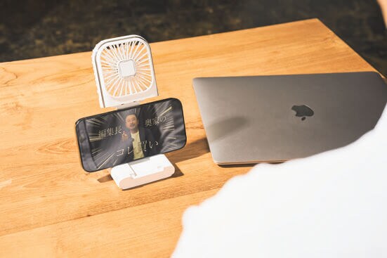 凹みがあり、スマホを立てるスタンドにも