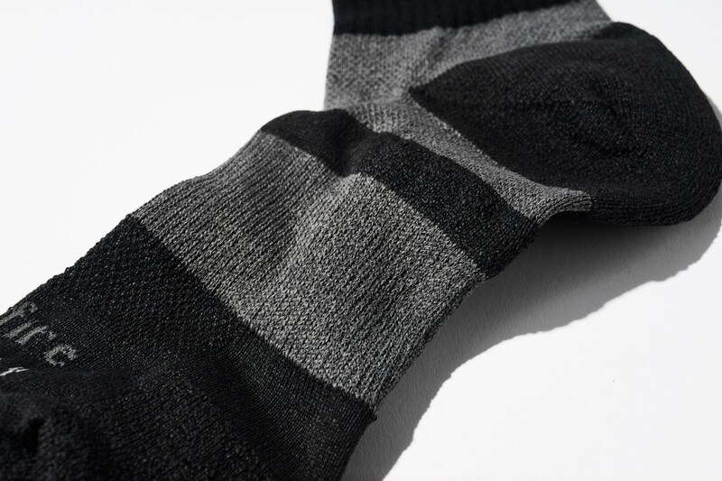 シャリッとした肌触りが心地よく、和紙糸を使用しているから肉厚ながら涼しく履ける