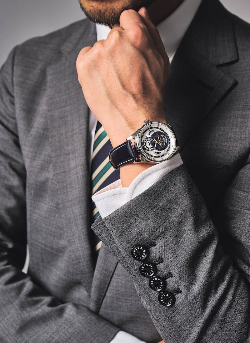 マディソン・ニューヨーク
イカロス　　正統クラシックな装いに個性的ムーンフェイズが映える