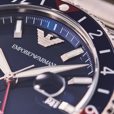 エンポリオ アルマーニ
AR11590　　拡大鏡付きのカレンダーや立体的なアプライドインデックスなど、細部の仕様にこだわりを感じる