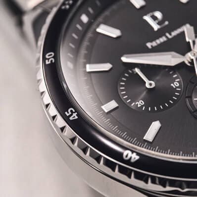 ピエール・ラニエ
クロノス　　フランジに傾斜を設け、立体感を高めたデザイン。引き締まったブラックカラーが重厚感を生む