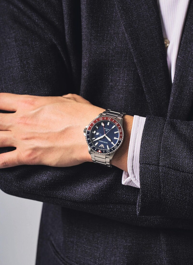 エンポリオ アルマーニ
AR11590　　ツートーンカラーのベゼルが洒脱なスタイルを完成