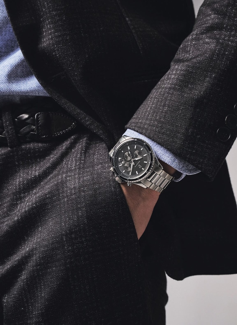 ピエール・ラニエ
クロノス　　引き締まったブラック文字盤がデキる男像を印象づける