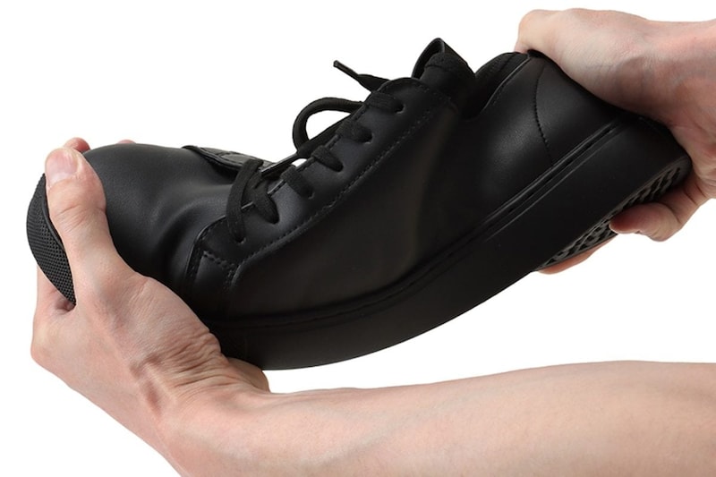 足裏の形状に沿う屈曲性がスムーズな歩行をサポート