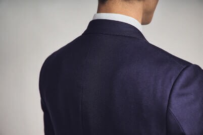 麻布テーラー／オーダー3Pスーツ　ツキジワのないフィット感の高さはオーダーならでは。スーツの着こなしは後ろ姿が命！