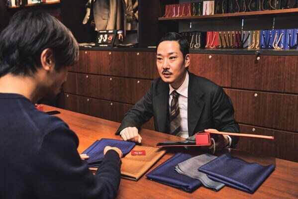 麻布テーラー／オーダー3Pスーツ　仕様のバリエーションは国内有数！ スタッフと相談しながら生地やパーツを選ぶ。おすすめは英国の名門、マーリン＆エヴァンスに別注した新作生地だそう