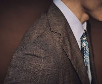 タリアトーレ／グレンチェック2Bスーツ　パットを排したショルダー周りは軽やか。立体的な縫製でストレスを感じさせない