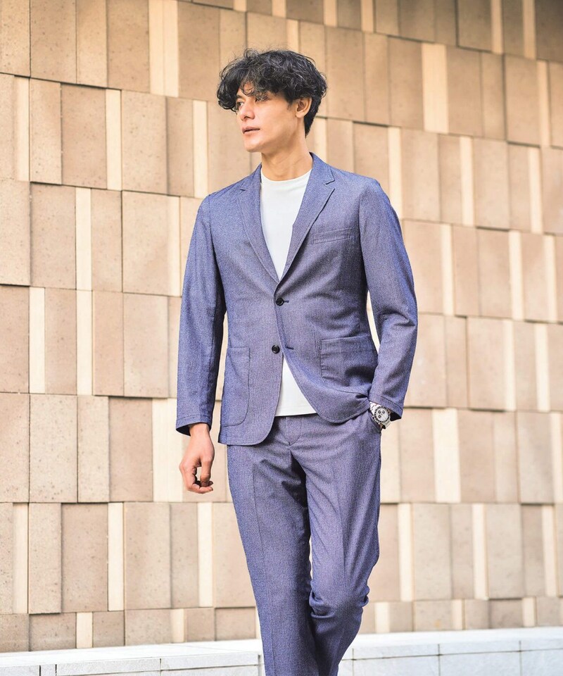 ブリントによって繊細な柄を表現し、きちんと感も醸し出している