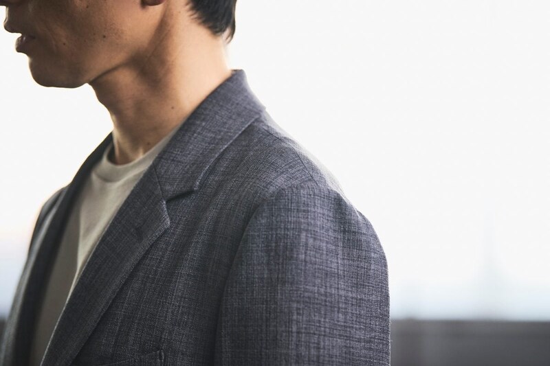 最小限の芯地だけで構成しながらも、スッキリとしてナチュラルなショルダーライン