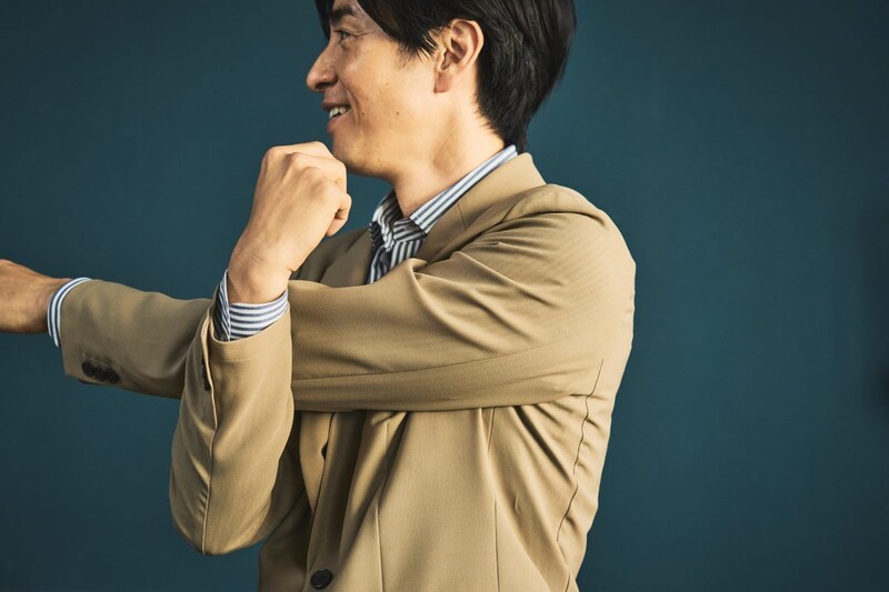 生地には強撚ストレッチピケを採用し、少ない突っ張り感で快適な着心地を提供