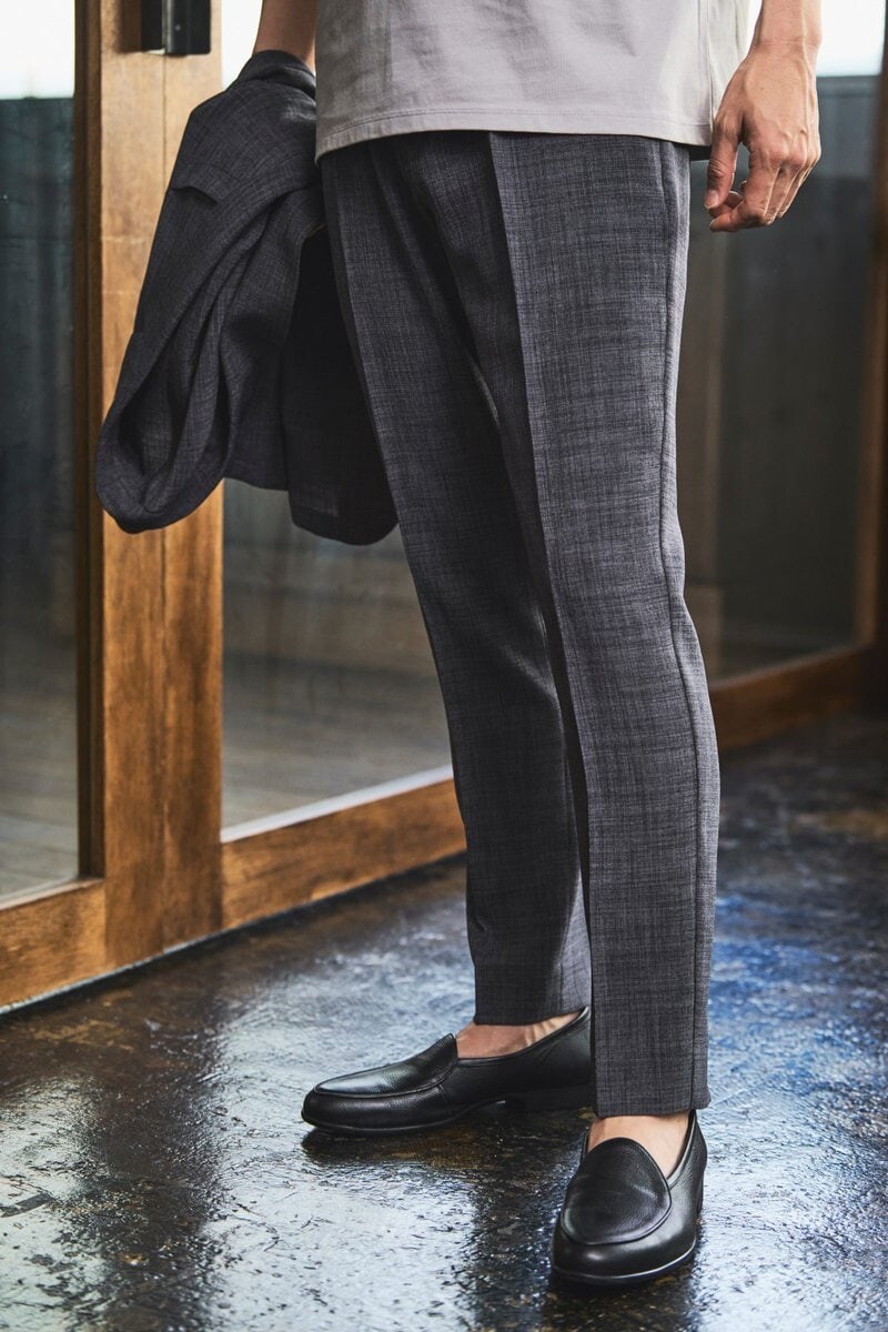 パンツはセンタープレスの入ったきれいめのシルエット