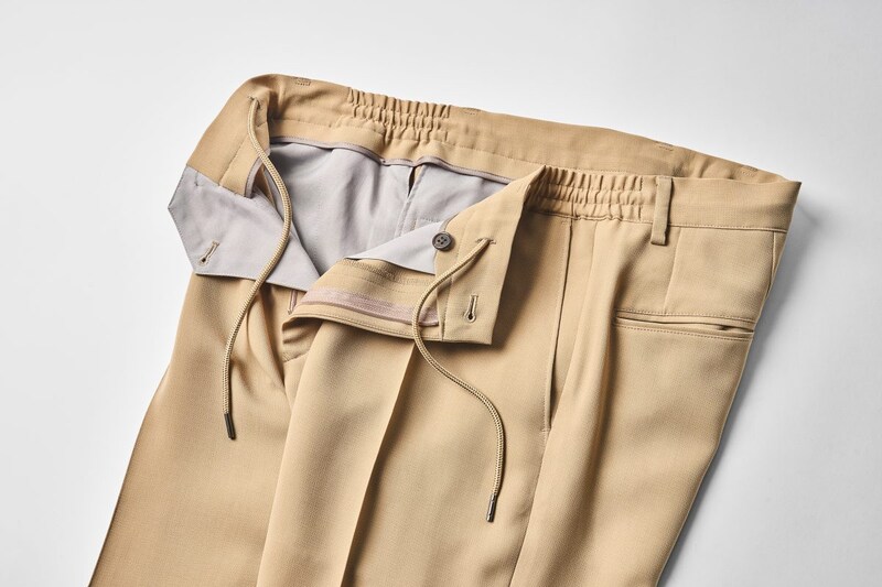 同素材を用いたパンツは、ドローコード＆ウエストゴムでサイズ調整が可能なイージーパンツ仕様