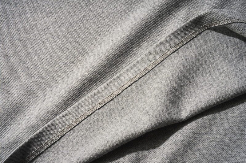 生地裏面に吸水加工を施して吸水と発散を促進する一方、表面まで濡れて「シミ」にならないよう特別な加工を施している