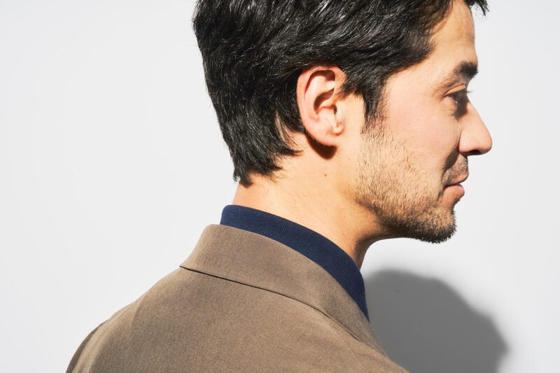 台襟付きで、ジャケットと合わせたときにちょうどいい高さになる襟設計