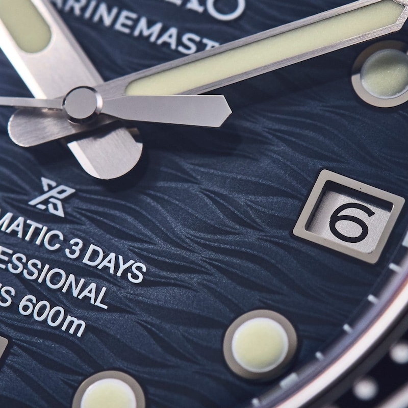 深海をイメージさせる立体的な波模様を表現