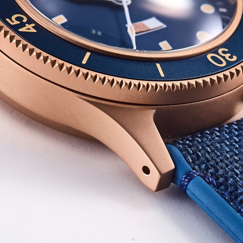 ブロンズケースで経年変化をじっくり味わえる