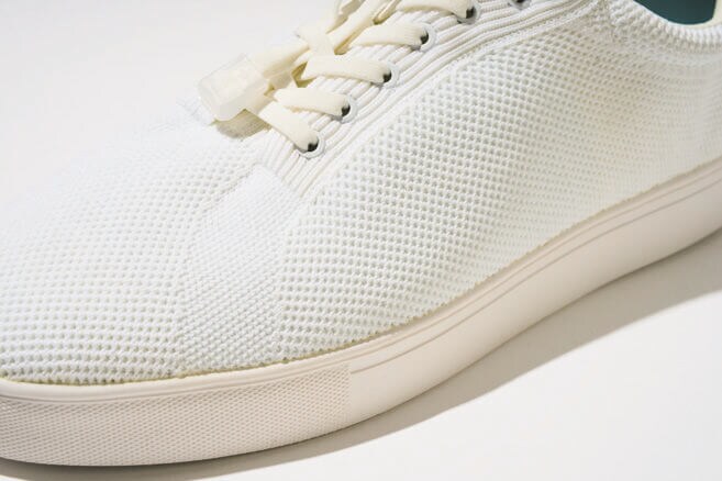 天気を気にすることなく、いつでも気軽に白スニーカーを履ける