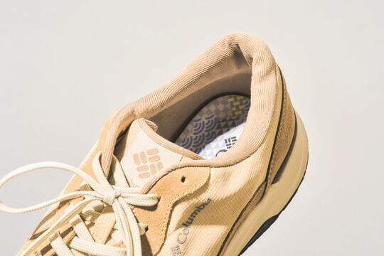 履き口部分は足当たりのよいストレッチ素材を採用