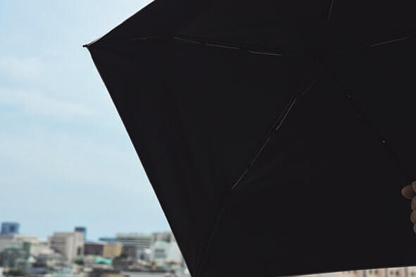 炎天下でも体感温度が下がる遮光率100％生地を採用